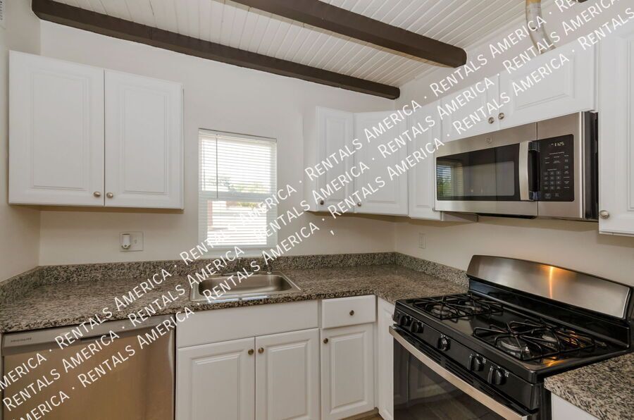 Updated 1 Bedroom Home with Private Yard in Central Tucson property image