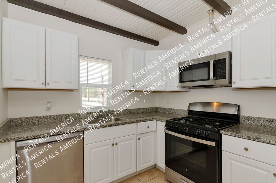 Updated 1 Bedroom Home with Private Yard in Central Tucson property image
