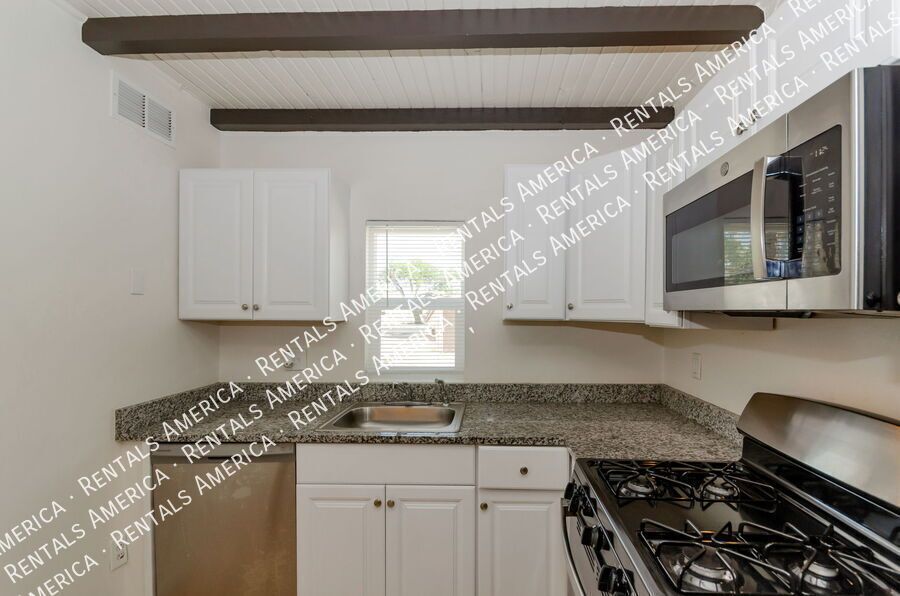 Updated 1 Bedroom Home with Private Yard in Central Tucson property image