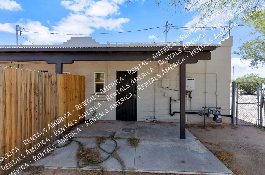 Updated 1 Bedroom Home with Private Yard in Central Tucson property image