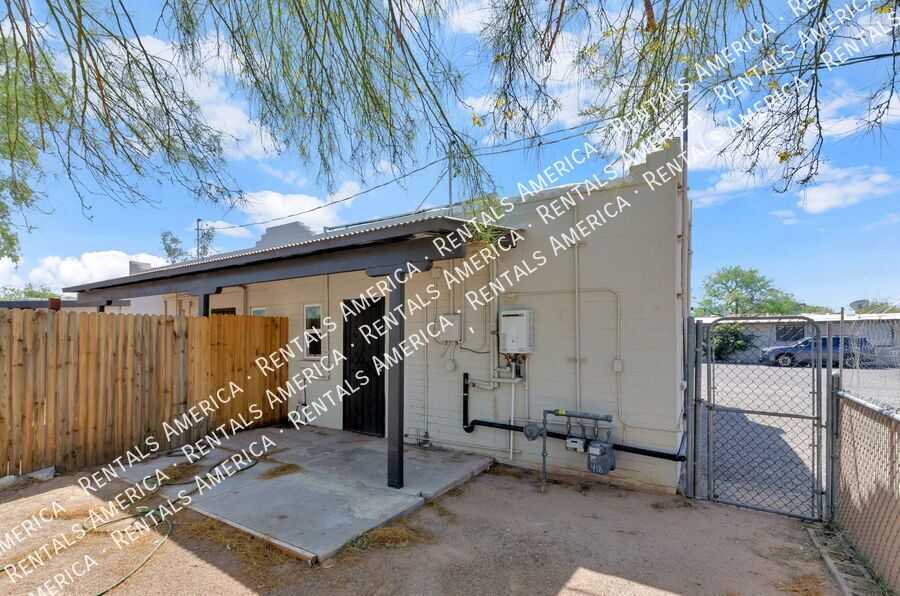 Updated 1 Bedroom Home with Private Yard in Central Tucson property image