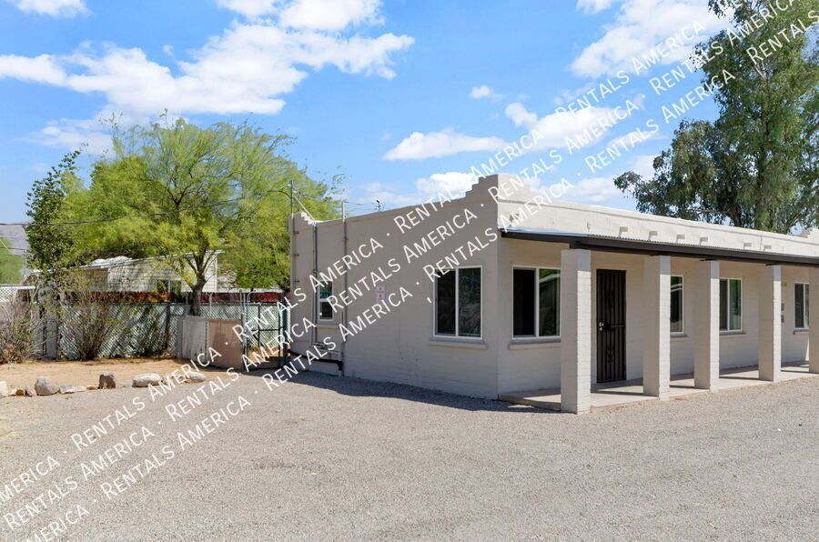 Updated 1 Bedroom Home with Private Yard in Central Tucson property image
