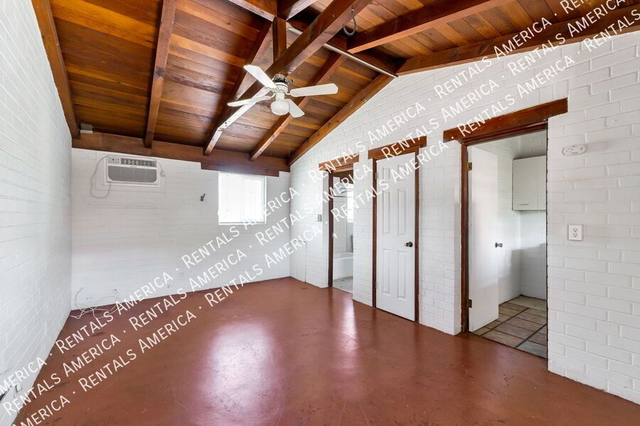 947 N Alvernon Way property image