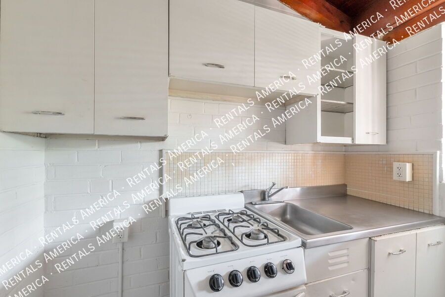 947 N Alvernon Way property image