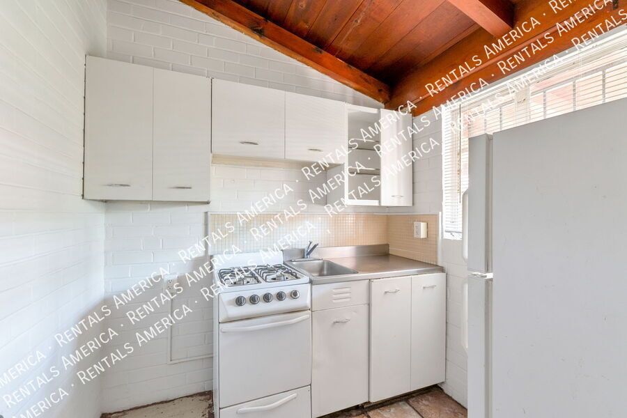 947 N Alvernon Way property image