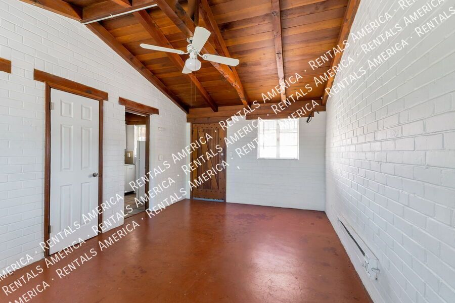 947 N Alvernon Way property image