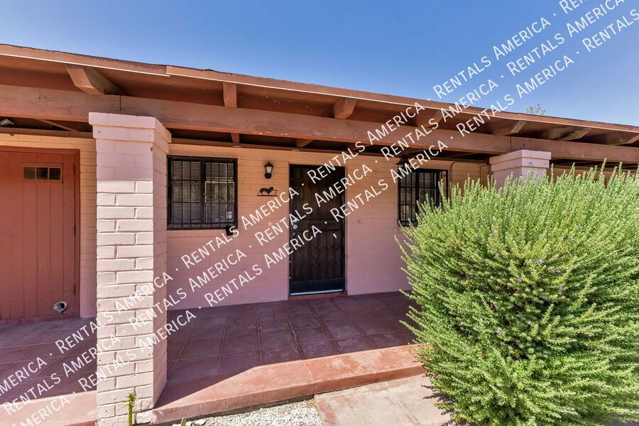 947 N Alvernon Way property image
