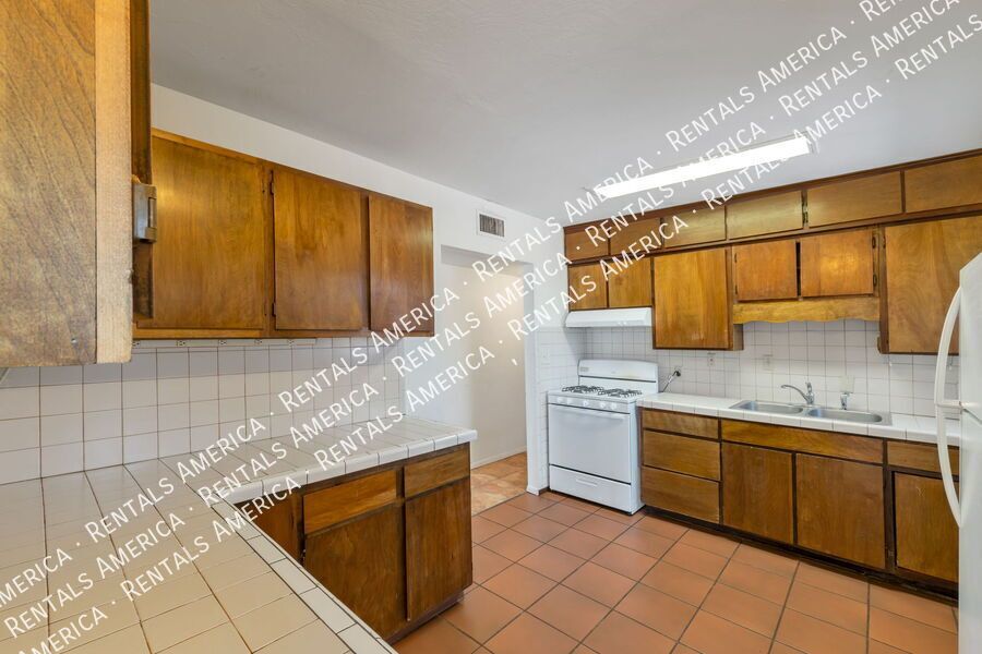 Modern 2 Bed 1 Bath End Unit property image