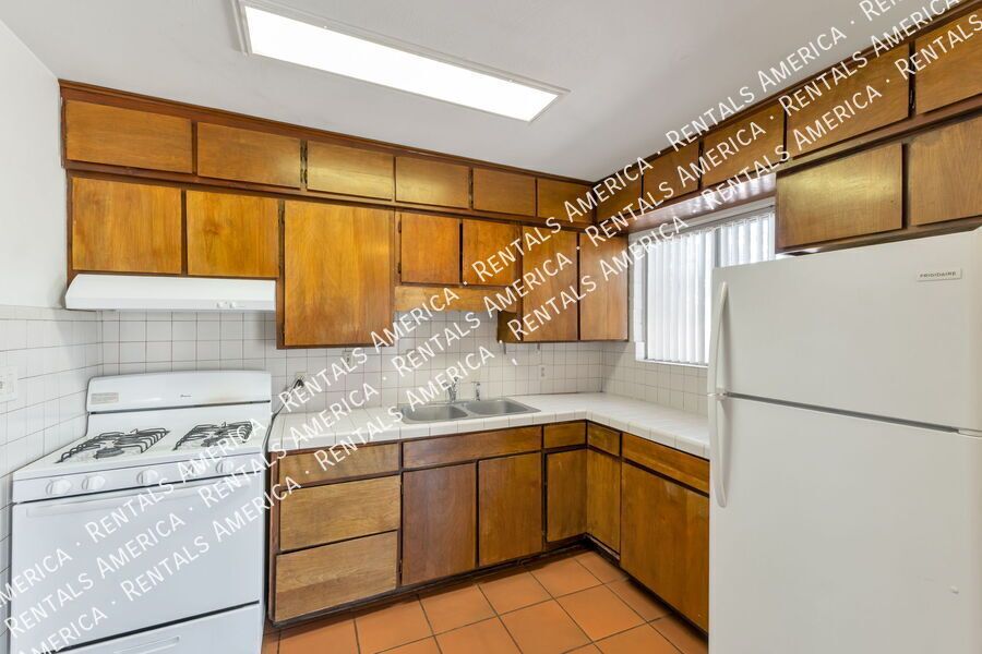 Modern 2 Bed 1 Bath End Unit property image