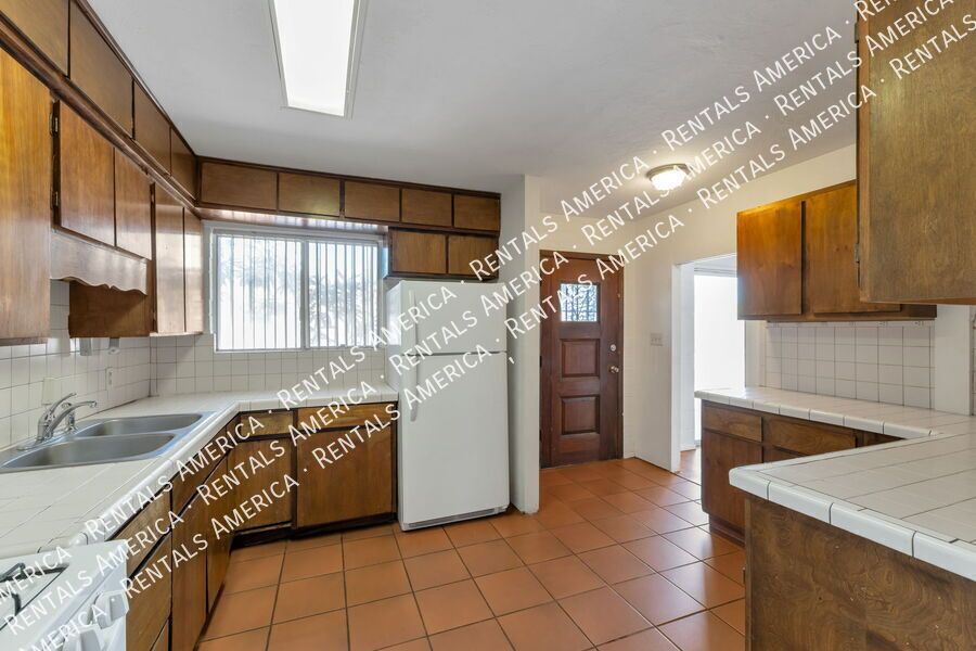 Modern 2 Bed 1 Bath End Unit property image