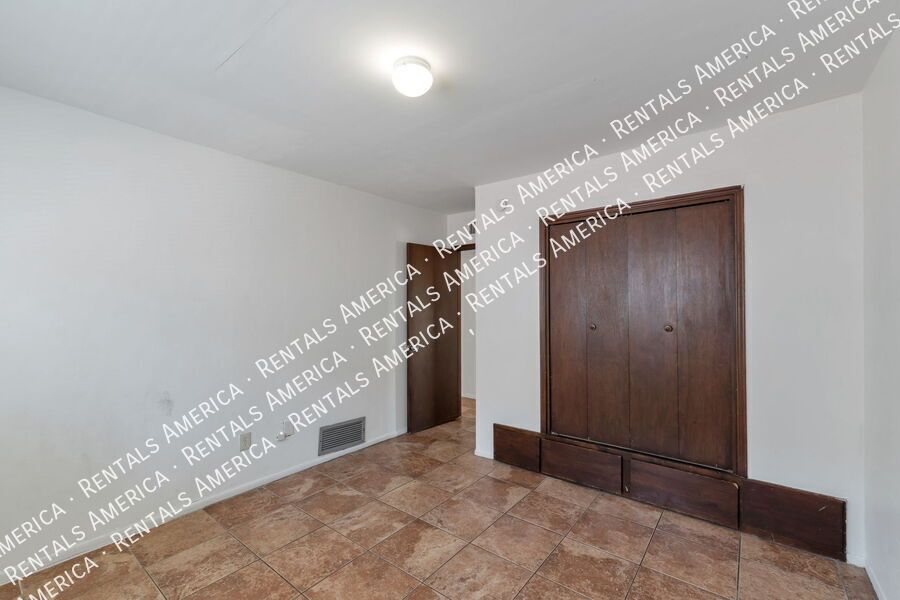 Modern 2 Bed 1 Bath End Unit property image