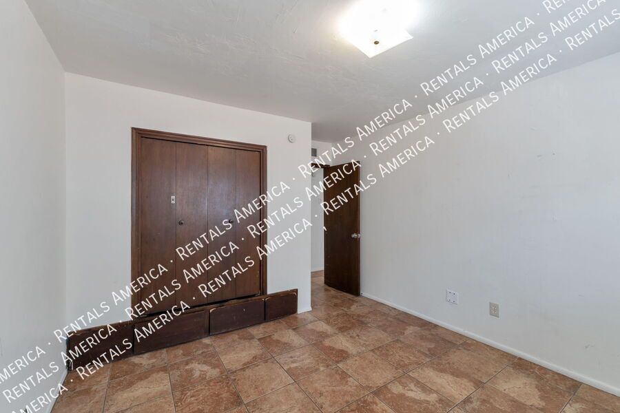 Modern 2 Bed 1 Bath End Unit property image