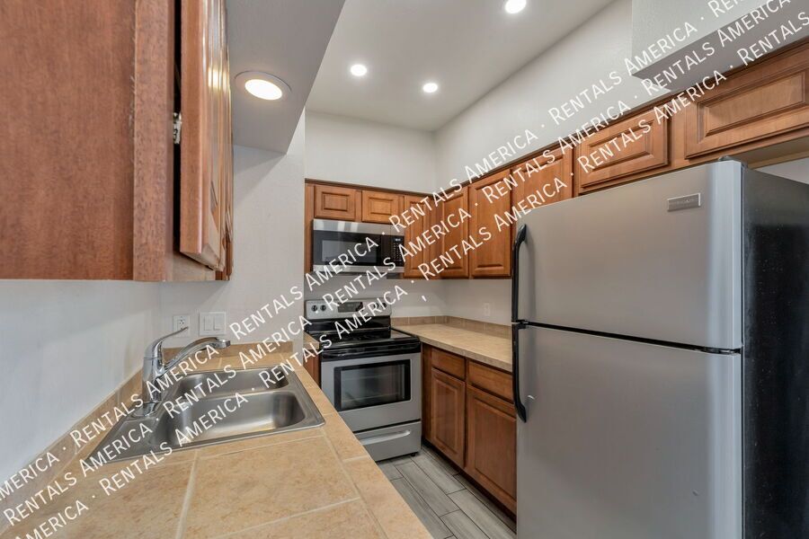 Move-in-ready 2 bedrooms and 2 baths  condo in the heart of Tucson property image