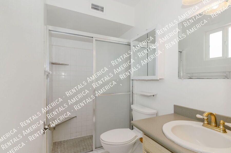 Beautiful 3/2 with a Sparkling Pool property image