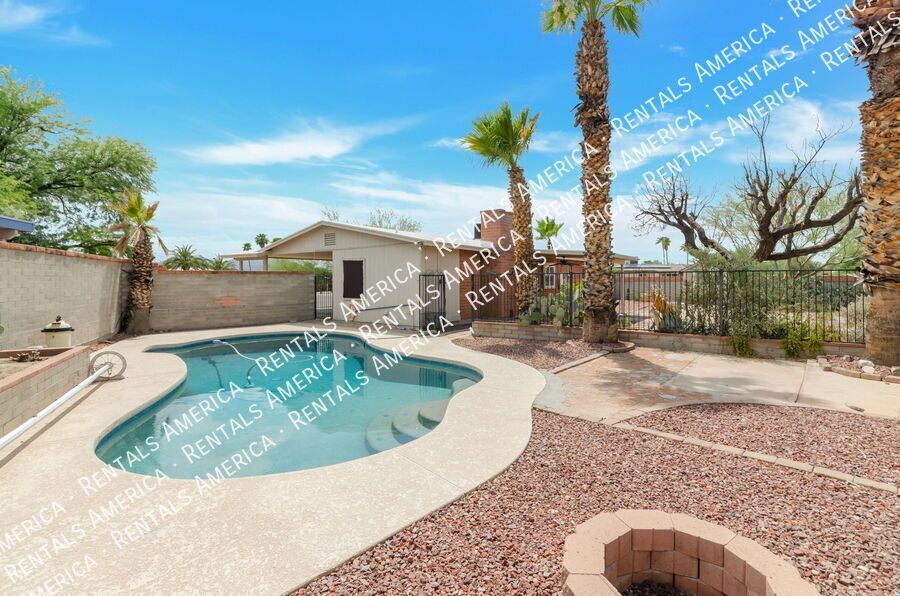 Beautiful 3/2 with a Sparkling Pool property image