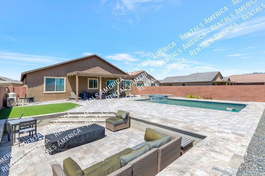 4 bedrooms, 2 bathrooms with pool in Marana property image