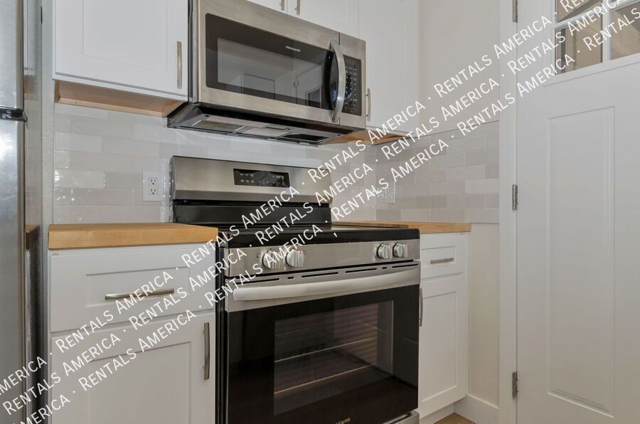 remodeled 2 bed, 2 bathTownhome property image