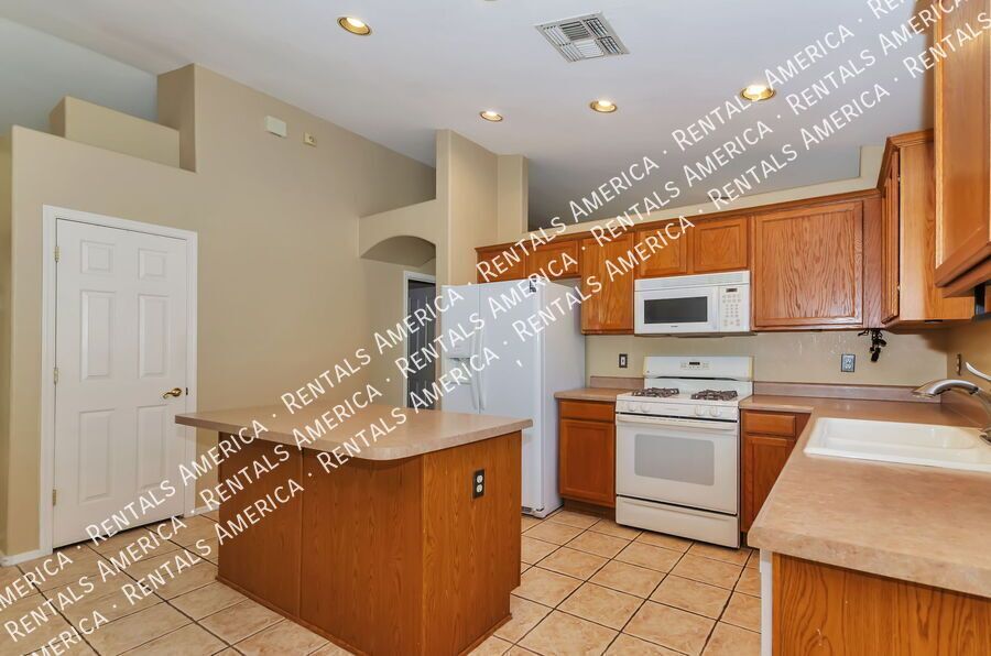 4 bedroom, 2 bath off Houghton property image