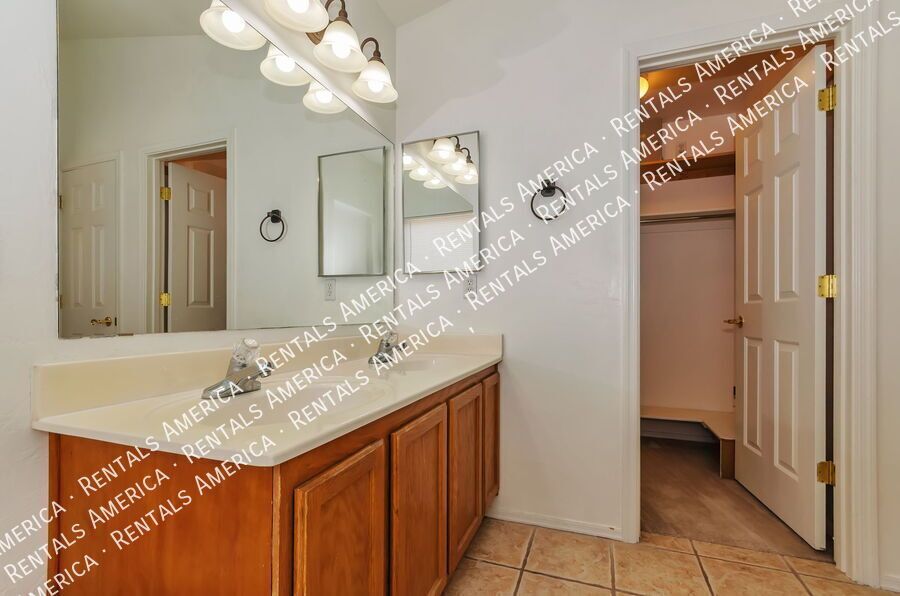 4 bedroom, 2 bath off Houghton property image