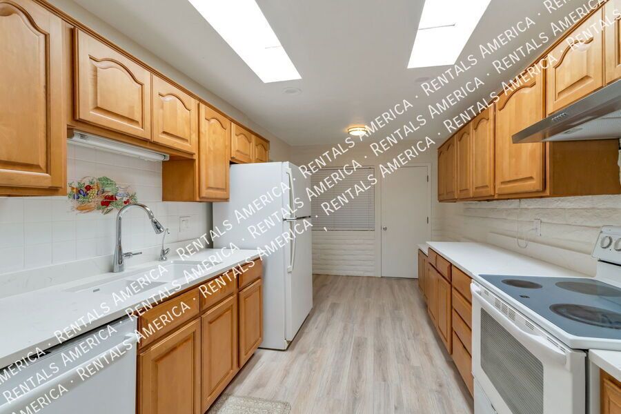 Spacious 3 bedroom Oro Valley home, water and trash included! property image
