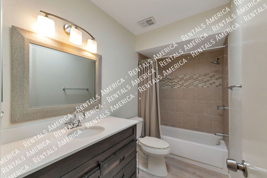 Spacious 3 bedroom Oro Valley home, water and trash included! property image