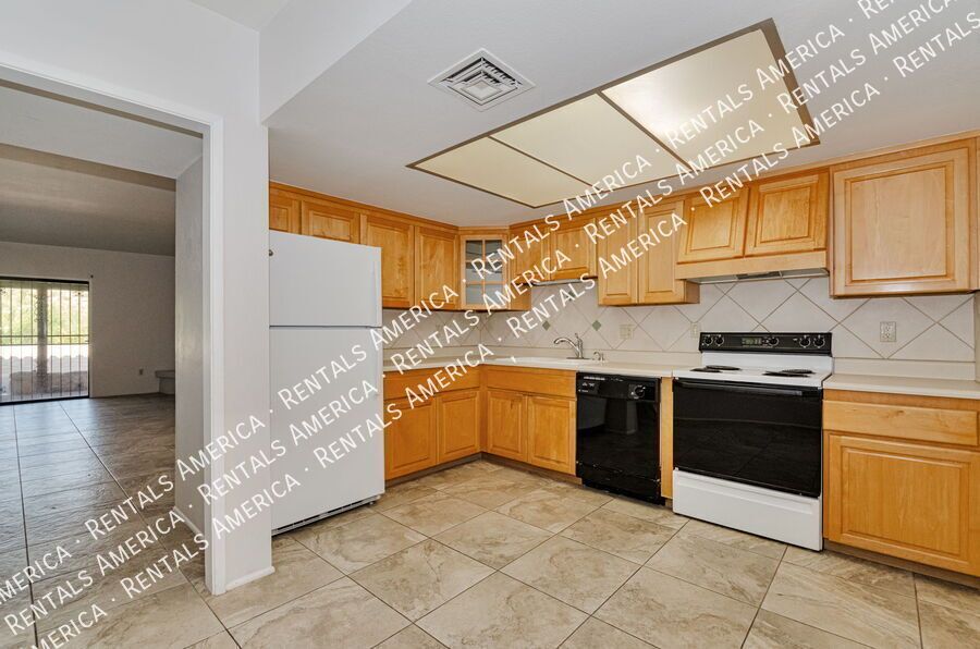 Spacious NE townhome in a lovely neighborhood! property image