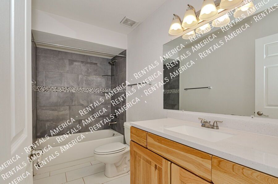 Spacious NE townhome in a lovely neighborhood! property image