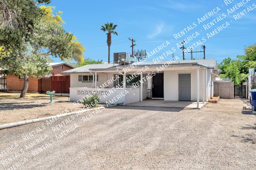 Close to U of A, shopping, dining! property image
