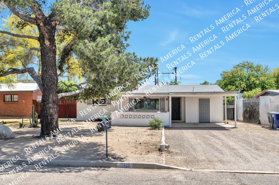 Close to U of A, shopping, dining! property image