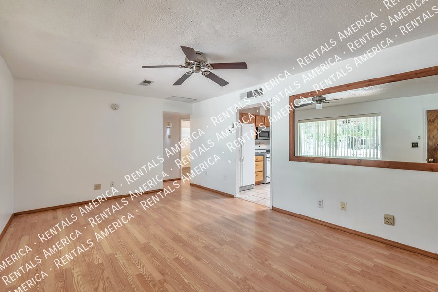 Close to U of A, shopping, dining! property image