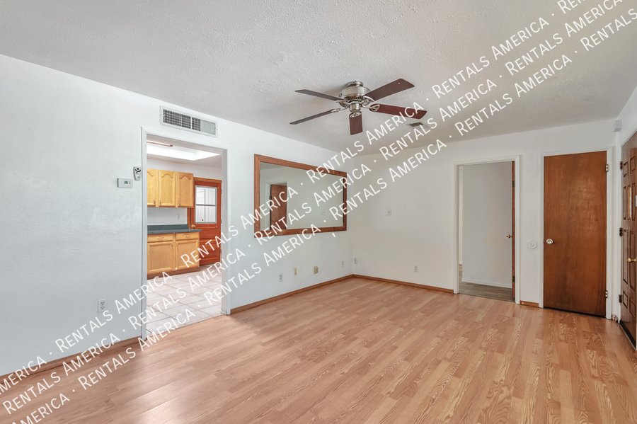 Close to U of A, shopping, dining! property image