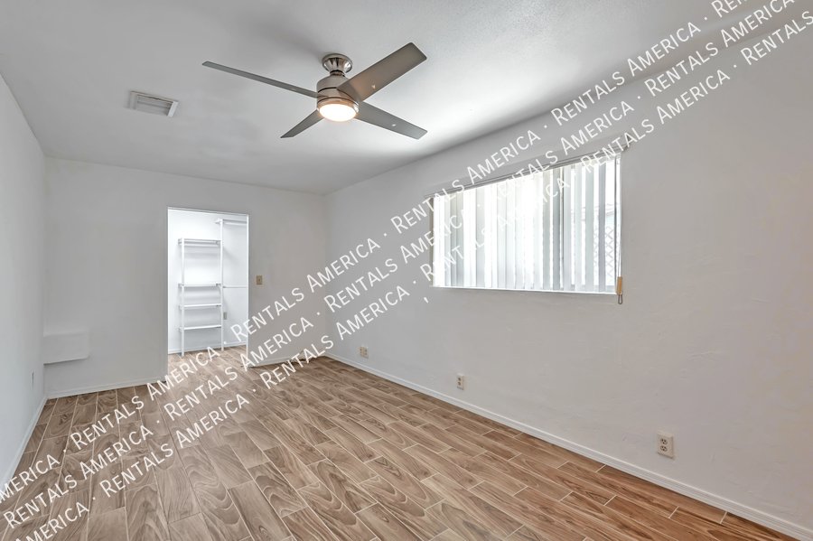 Close to U of A, shopping, dining! property image