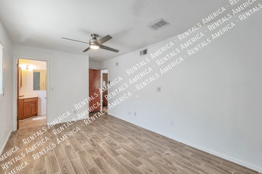 Close to U of A, shopping, dining! property image