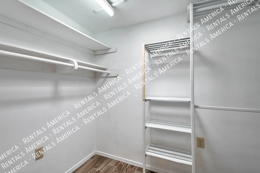 Close to U of A, shopping, dining! property image
