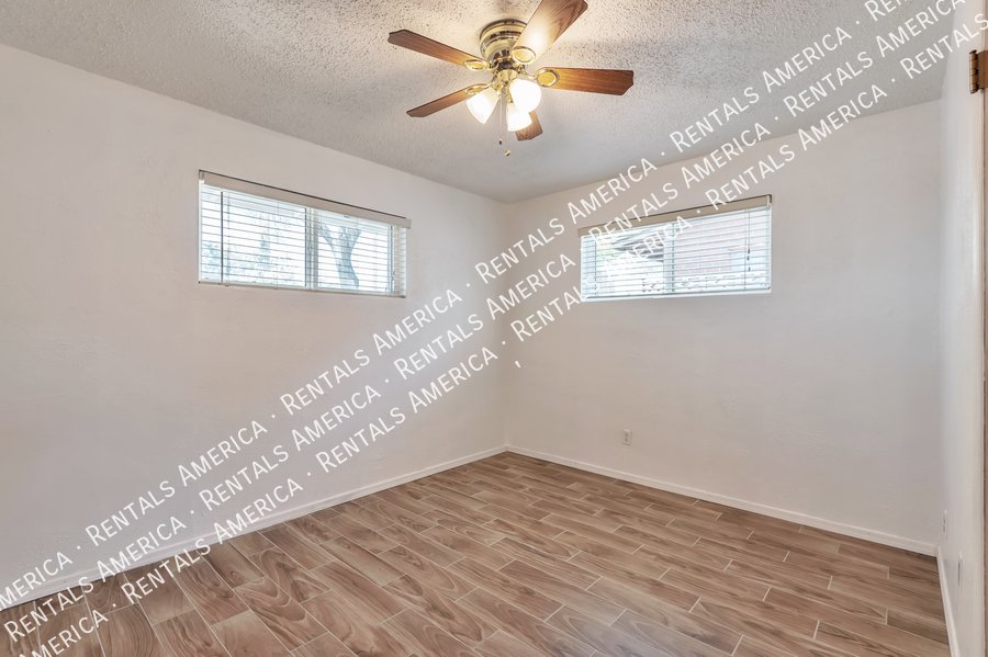 Close to U of A, shopping, dining! property image