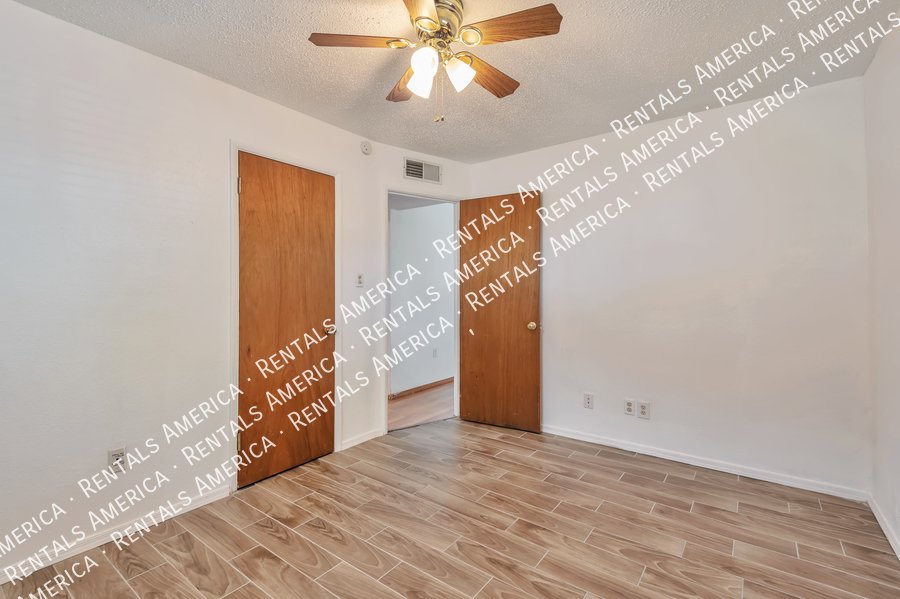 Close to U of A, shopping, dining! property image