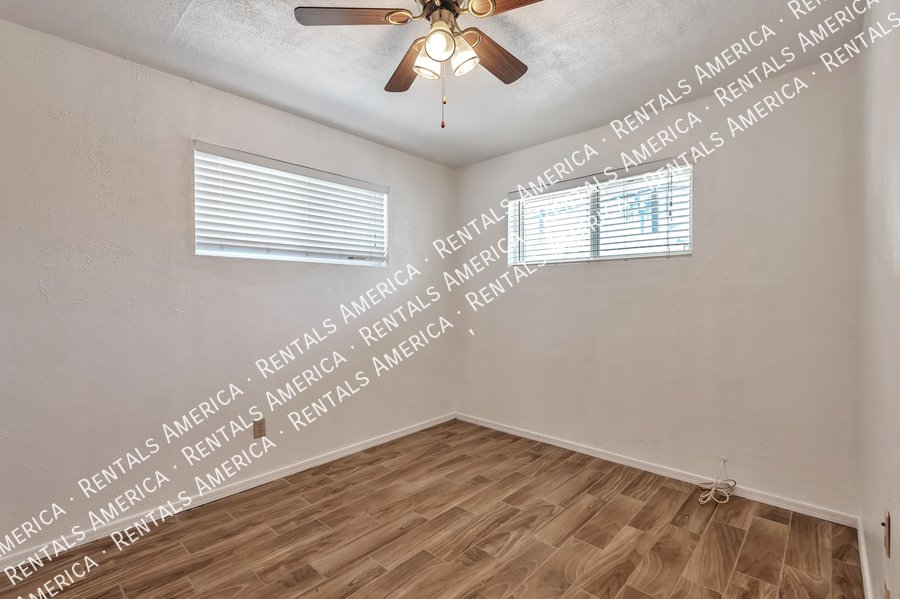 Close to U of A, shopping, dining! property image