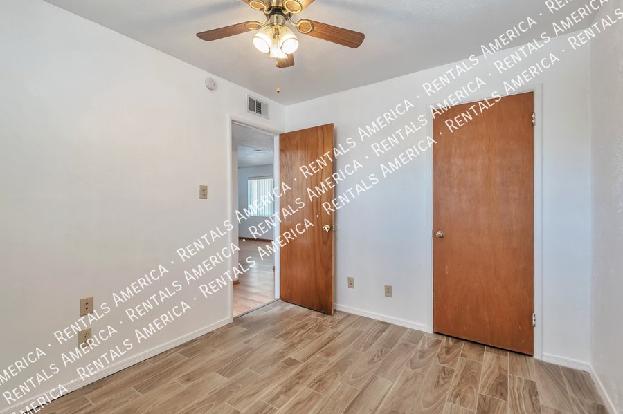Close to U of A, shopping, dining! property image