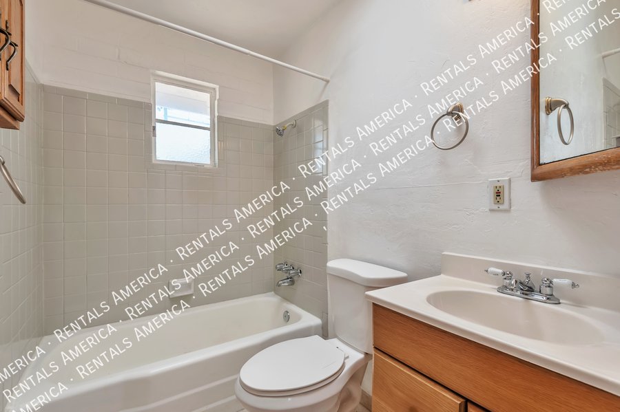 Close to U of A, shopping, dining! property image
