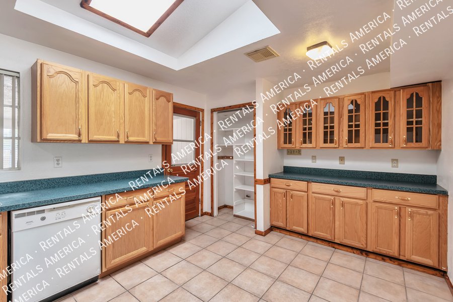Close to U of A, shopping, dining! property image