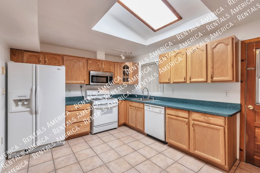 Close to U of A, shopping, dining! property image