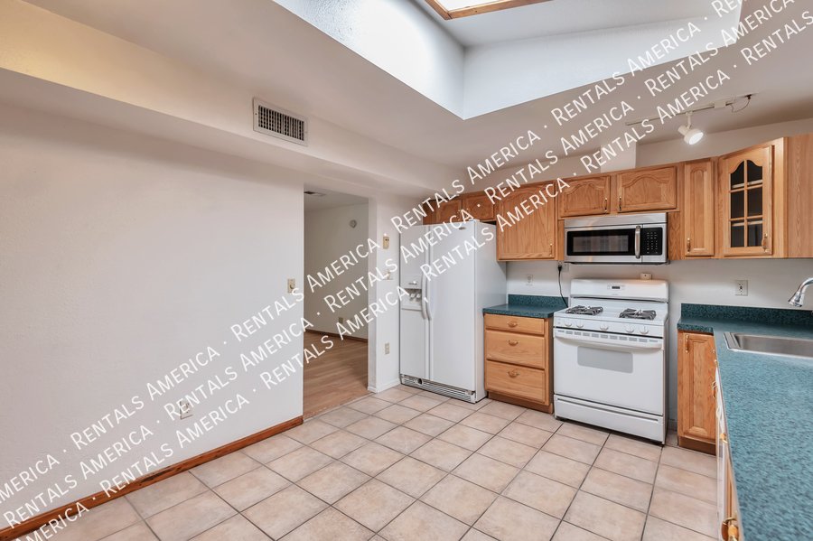 Close to U of A, shopping, dining! property image