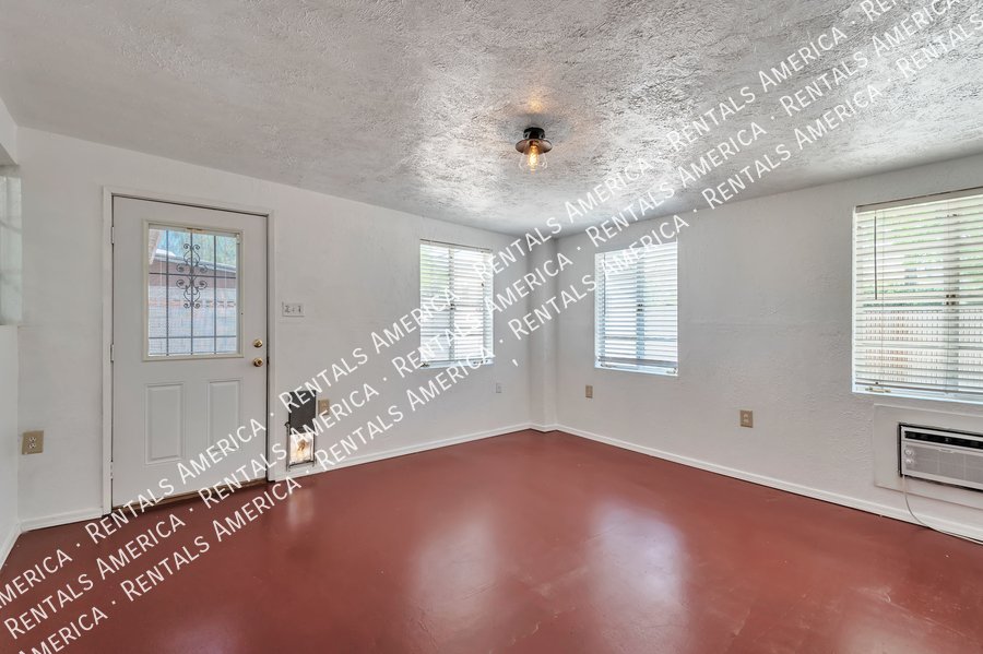 Close to U of A, shopping, dining! property image