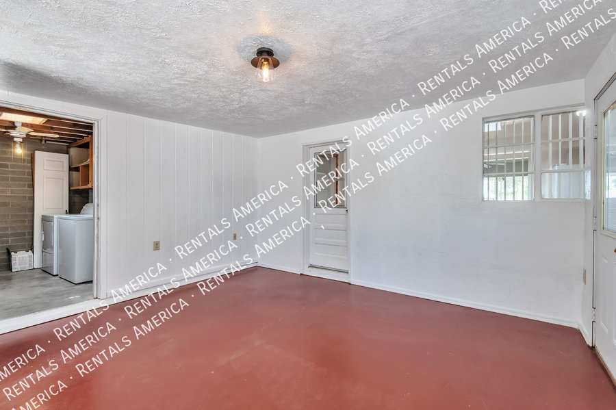 Close to U of A, shopping, dining! property image