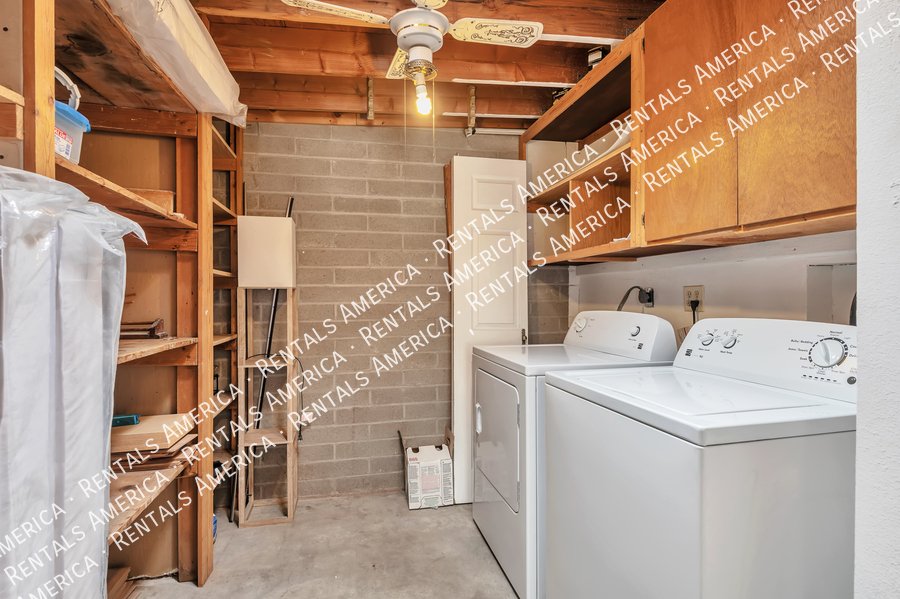 Close to U of A, shopping, dining! property image