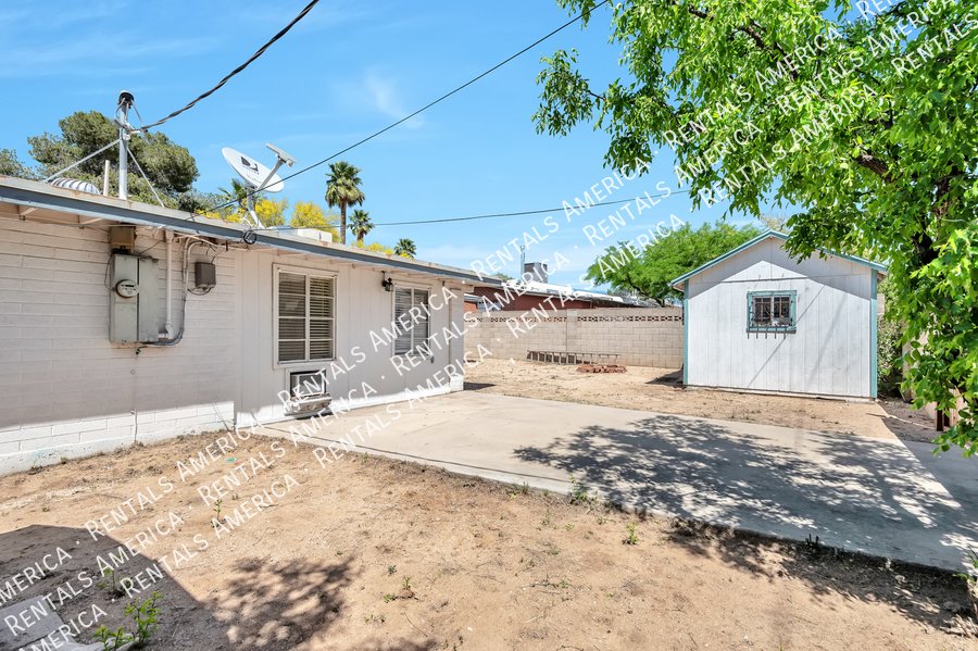 Close to U of A, shopping, dining! property image