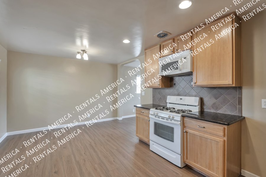 Fantastic 3 bd 2 bath near the U of A! property image