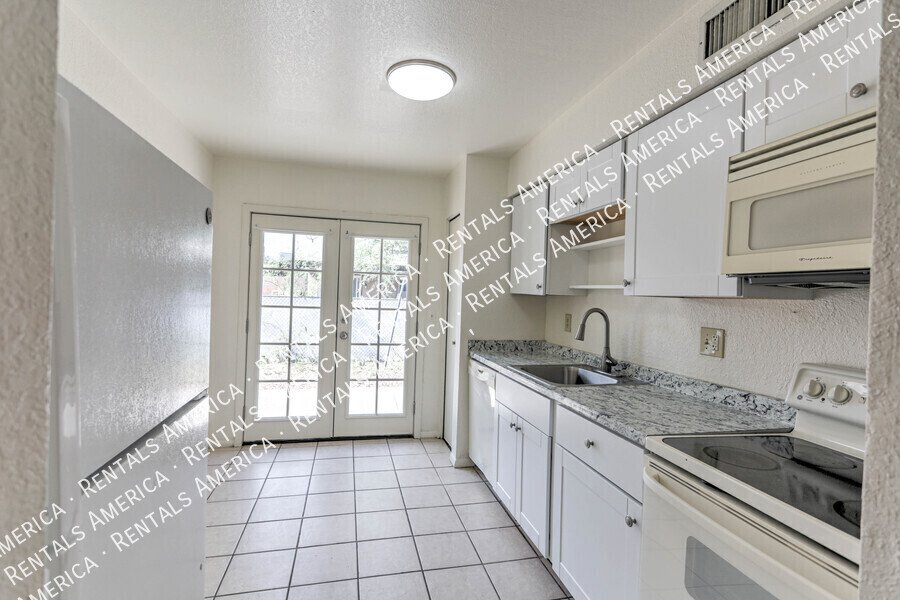 Charming 2-bedroom, 1 bathroom duplex style home with Large Yard! property image