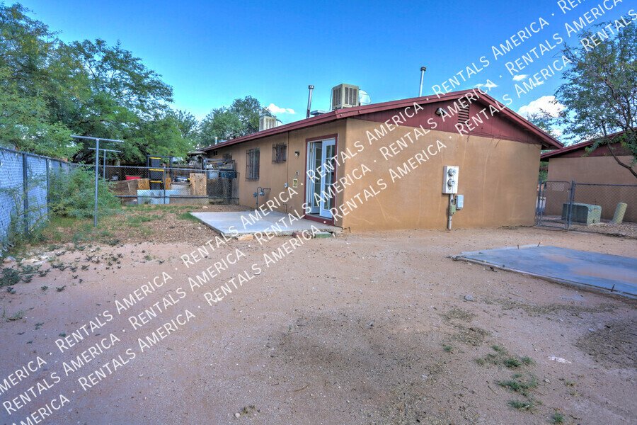 Charming 2-bedroom, 1 bathroom duplex style home with Large Yard! property image