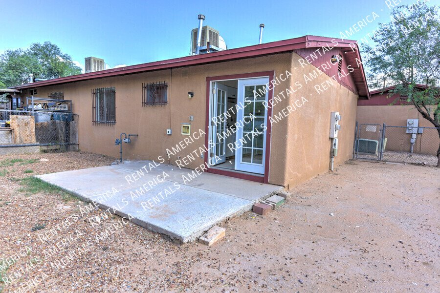 Charming 2-bedroom, 1 bathroom duplex style home with Large Yard! property image